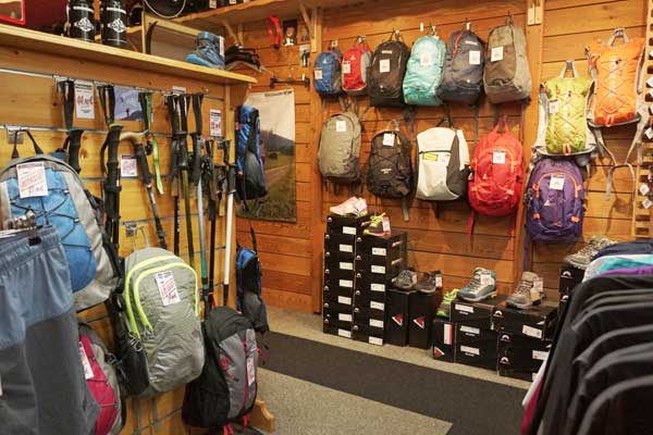 nouvelle collection 2018 vêtement et accessoires pour la randonnée, articles techniques photo arvimedia