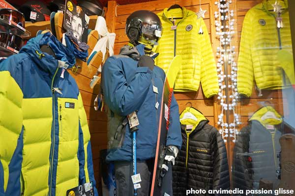 Le magasin de sport Passion Glisse est situé à deux pas de l'office du Tourisme et proche de l'église de La Clusaz au coeur du village 