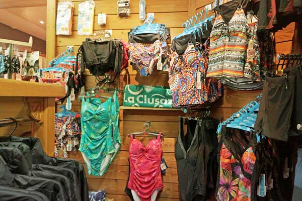 grand choix de maillot de bain pour aller à la piscine de la Clusaz magasin passion glisse rémonnay sport