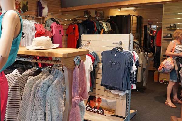 nouvelle collection 2018 vêtement et accessoires pour la randonnée, articles techniques photo arvimedia